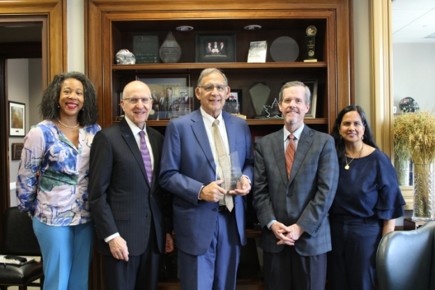AAMC staff pose with Sen. John Boozman