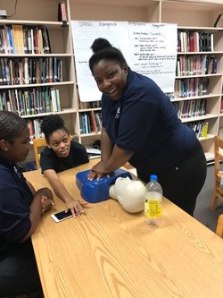 A highschooler practices CPR at the Morehouse CHW program.