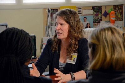 Linda Jeng, MD, PhD, teaches students how to analyze their own genomes at the University of Maryland School of Medicine. Credit: Tom Jemski, University of Maryland School of Medicine aamc-news-inline-article-students-test-genomes-01.jpg