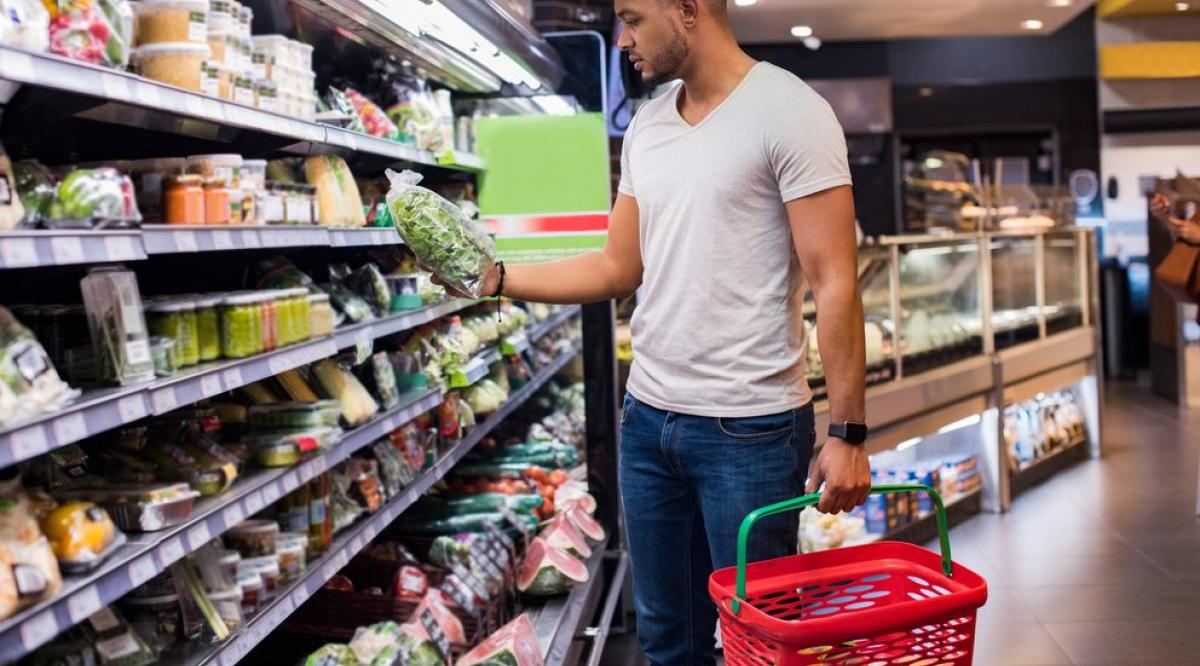 They re the shop. Человек с продуктами. Люди в супермаркете. Мужчина в супермаркете. Парень в супермаркете.