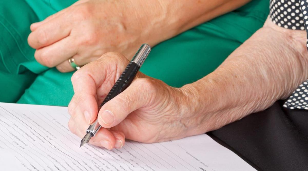 7-aamc-news-informed-consent-hero-1.jpg__992x558_q85_crop-smart_subsampling-2_upscale