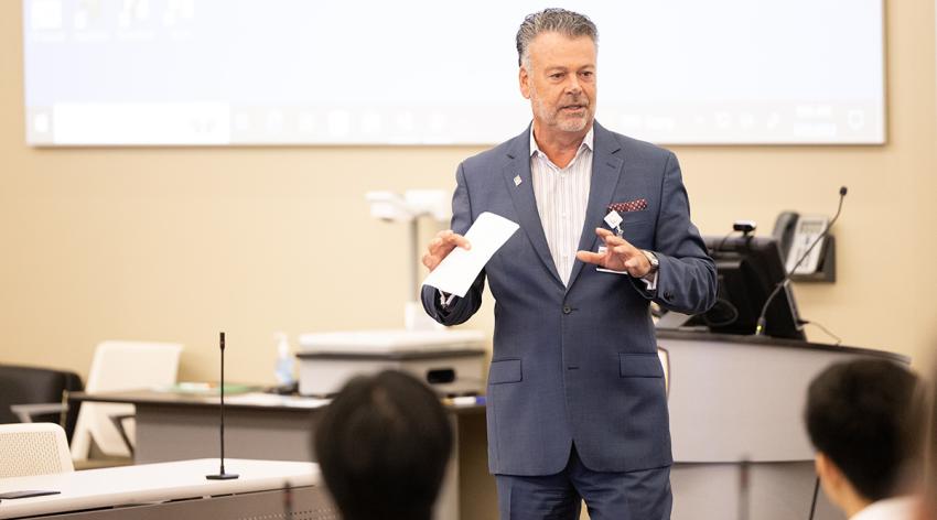 David Battinelli, MD, speaks with new students at the Donald and Barbara Zucker School of Medicine at Hofstra/Northwell in 2023.
