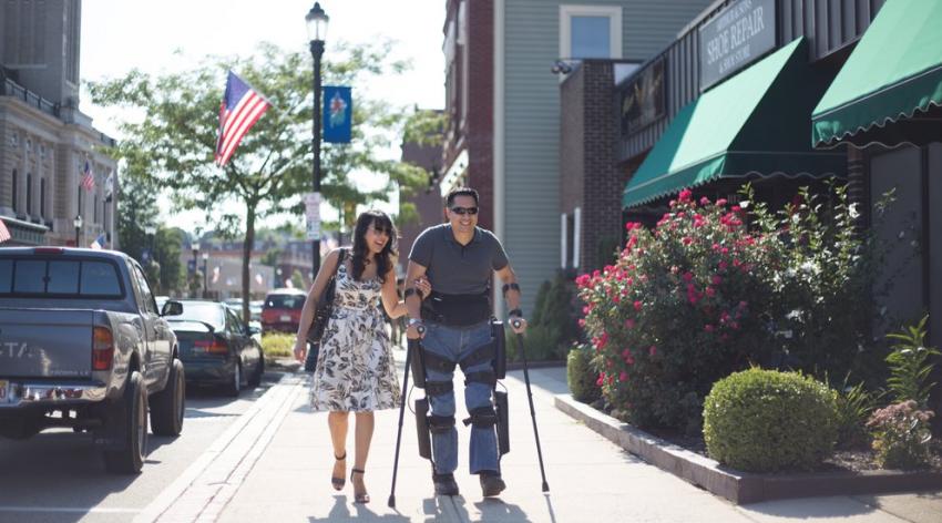 92-hero_image_paralysis-walksmiling2.jpg__992x661_q85_subsampling-2